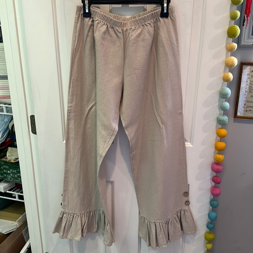 Wanna B khaki linen pant w/ ruffle/button hem